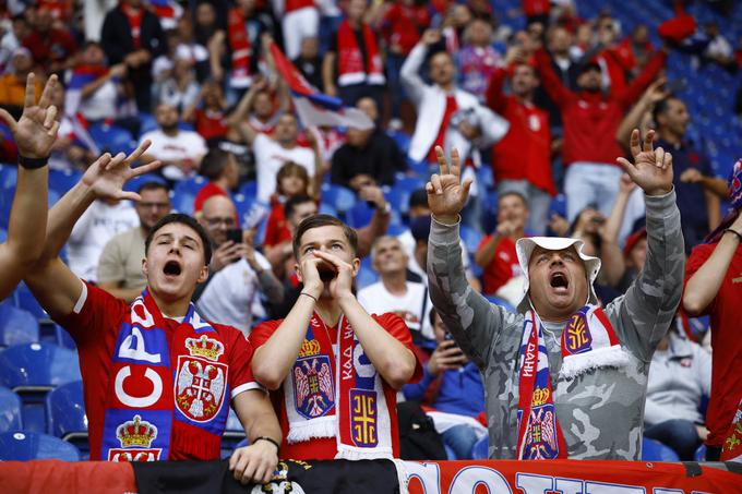 Srbski navijači čakajo prve točke orlov na tem Euru. | Foto: Reuters