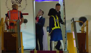 Kamere posnele, kako je Brigitte z roko udarila Macrona #video