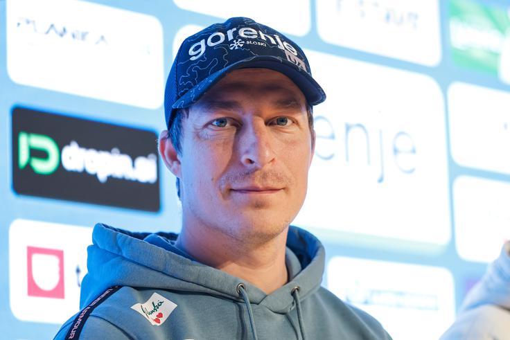 "Predvsem ne razmišljati o tem, kako grozna je skakalnica, ker v resnici ni," svojima varovankama sporoča Jurij Tepeš. | Foto: Aleš Fevžer