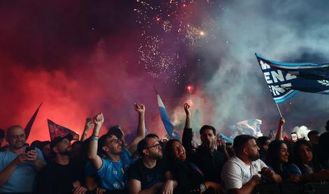 Neapelj v ekstazi, v slavju poškodovanih več ljudi
