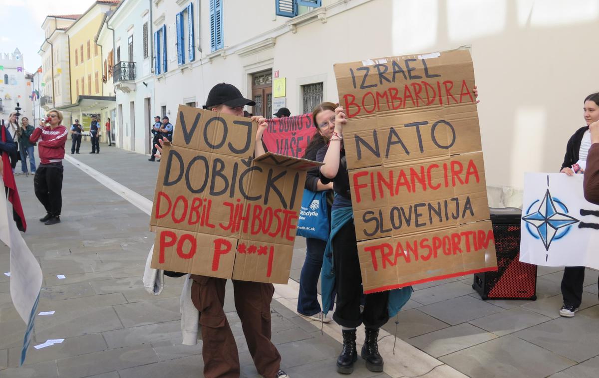 protest Koper, ladja Borkum | Fotografija je iz majskega protesta v Kopru..  | Foto STA