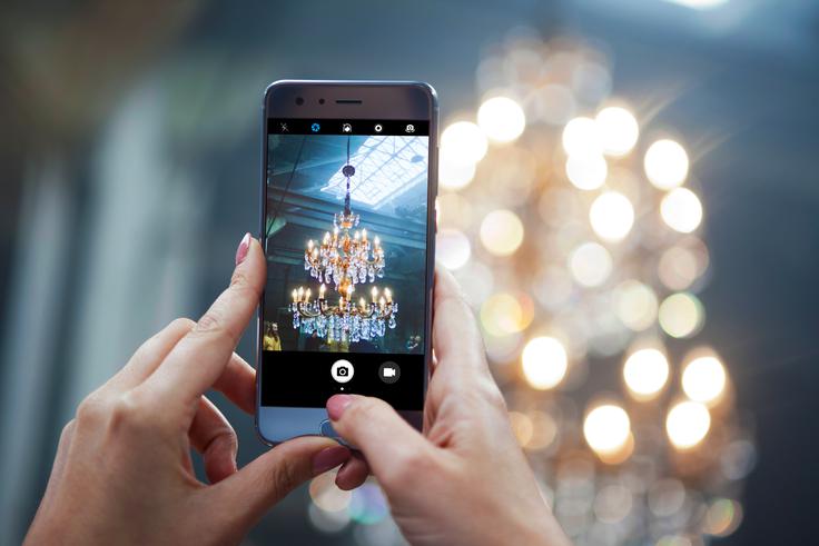 Kamera na pametnem telefonu Honor 9 bo ujela vsak trenutek dinamičnega življenja mladih - tudi ko osvetljenost motiva ni idealna. | Foto: HONOR