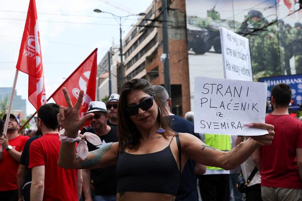 Več tisoč protestnikov pred poslopjem srbske vlade #foto