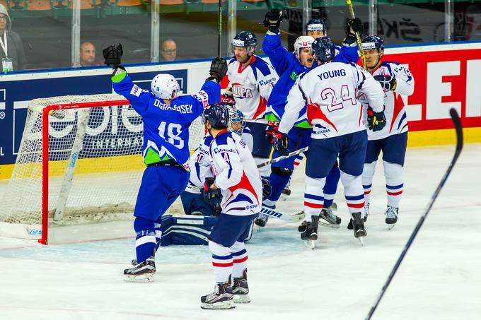 Slovenci se veselijo zmage s 5:1. Odločitev o prvem mestu na SP bo padla v petek, ko se bodo ob 16.30 pomerili z večnimi tekmeci Avstrijci. | Foto: 