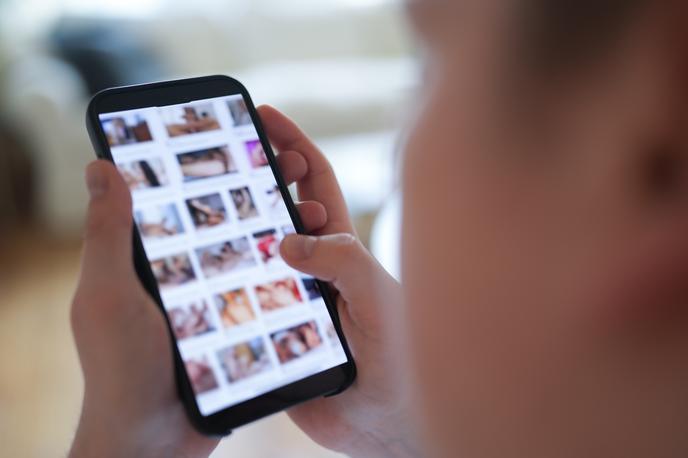 pornografija na mobilnem telefonu | Foto Guliverimage