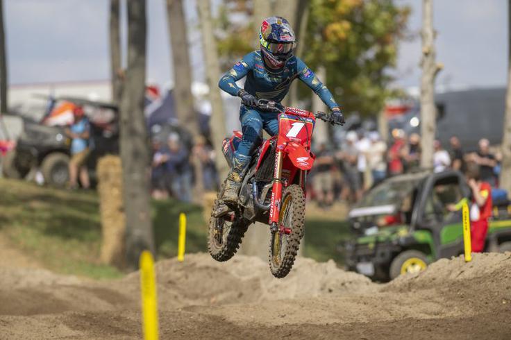 Jett Lawrence je dobil kvalifikacije v MXGP in je tudi prvi favorit za zlato tablico med posamezniki na tem tekmovanju. Lani mu jo je dva zavoja pred ciljem s fantastičnim prehitevanjem speljal Tim Gajser. | Foto: Honda Racing/ShotbyBavo
