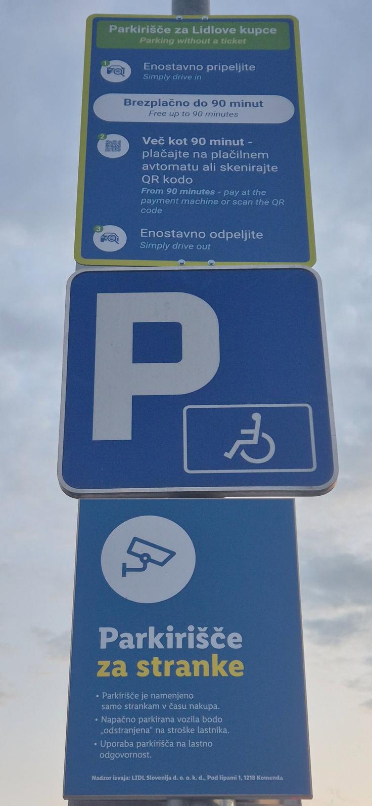Plačljivo parkirišče pred domžalskim Lidlom.  | Foto: Bralec