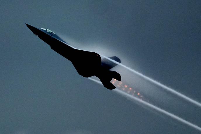 J-35A | J-35A je kitajsko večnamensko bojno letalo pete generacije, ki ga izdelujejo od leta 2023. Spada med t.i. nevidna (stealth) letala, tj. letala z zmanjšano radarsko opaznostjo. Na fotografiji: J-35A v letu na kitajskem mednarodnem letalskem sejmu novembra 2024. | Foto Guliverimage