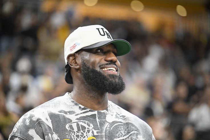 LeBron James ni zaigral proti Phoenixu zaradi težav z živcem v gluteusu. | Foto: Reuters