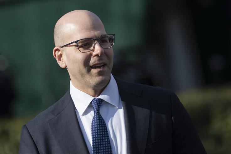 Ameriški ekonomist Stephen Miran, ki je Trumpov svetovalec in ga menda pripravljajo na prevzem ameriške centralne banke, je oblikoval načrt, s katerimi bi kratkoročne ameriške državne obveznice z zapadlostjo manj kot desetih let spremenilo v stoletne obveznice, da bi tako krili ameriško zadolženost. | Foto: Guliverimage