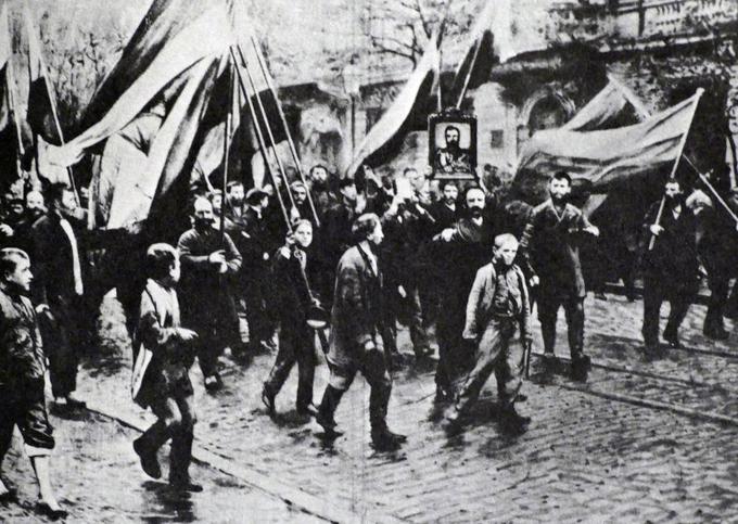 Med vojno z Japonsko je v Rusiji izbruhnila revolucija. Začela se je na krvavo nedeljo, 22. januarja 1905, ko je garda ruskega carja napadla neoborožene protestnike, ki so bili na poti k Zimski palači, kjer so hoteli ruskemu carju Nikolaju II. izročiti peticijo (na fotografiji: pohod protestnikov proti Zimski palači, preden so jih napadli gardisti). Po vsej Rusiji so se nato začeli delavske stavke, kmečki punti in vojaški upori. Car je bil na koncu prisiljen oktobra 1905 sprejeti nekatere reforme, med njimi sta bili ustanovitev državne dume in uvedba večstrankarskega sistema. Leta 1906 je Rusija dobila tudi ustavo. | Foto: Guliverimage