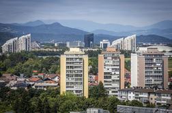 Ljubljana: moški padel z balkona v petem nadstropju in umrl