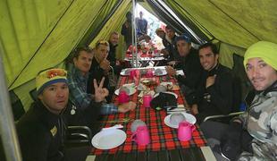 Kako so kolesarski zvezdniki plezali na vrh afriške celine (video)
