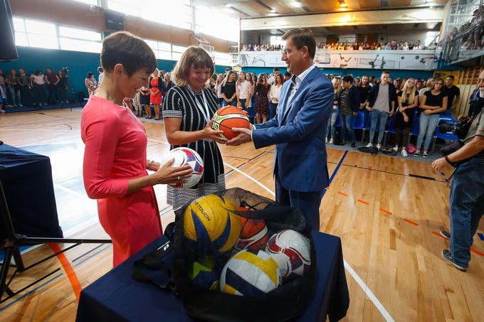 Ministrica za izobraževanje Maja Makovec Brenčič in predsednik vlade Miro Cerar sta obiskala Srednjo zdravstveno šolo. | Foto: Anže Malovrh / STA
