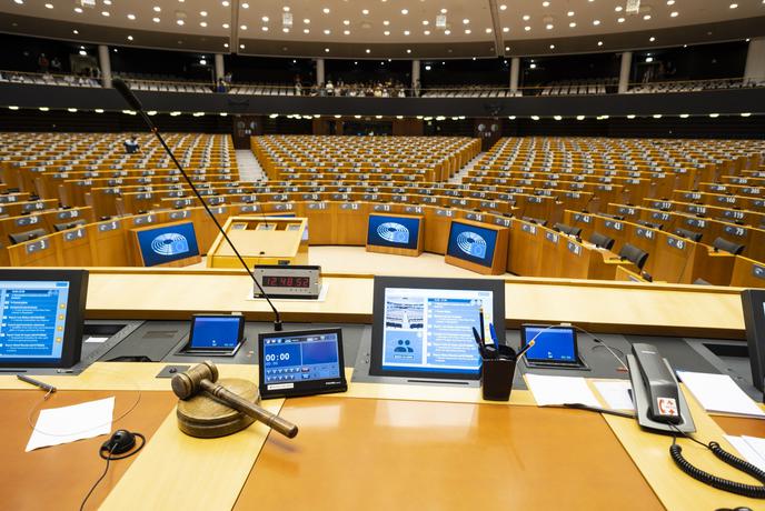Korupcija v Evropskem parlamentu: obtoženih je osem oseb