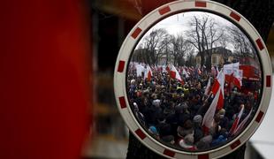 Poljaki protestirajo na ulicah: Ne diktaturi!