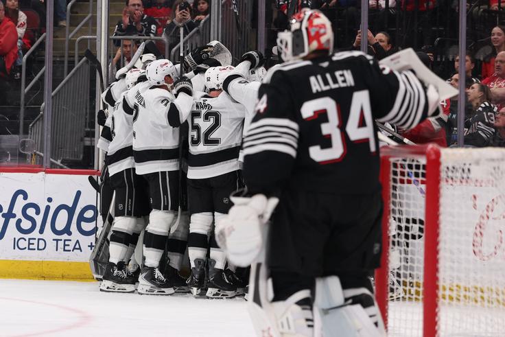 Celotna ekipa se je veselila zgodovinskega dosežka Anžeta Kopitarja. | Foto: Reuters