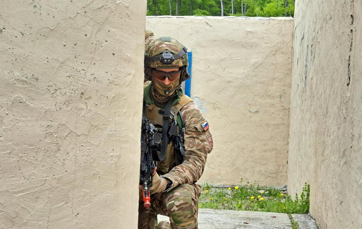 Slovenska vojska | Na spletni strani dobavitelja je navedeno, da gre za sodobno balistično čelado za vojaške namene, glede katere bi lahko potegnili vzporednico s to, ki jo uporablja vojska ZDA. | Foto Aleksander Kolednik