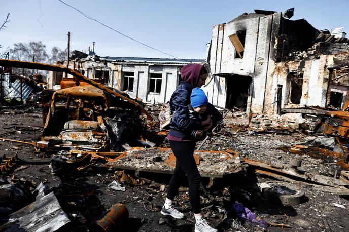 Ukrajina, vojna, Trostianets | Ukrajinsko ministrstvo za energijo je sporočilo, da je elektrika spet na voljo približno 20 tisoč Ukrajincem, ki so jim jo zaradi vojne odklopili. | Foto Reuters