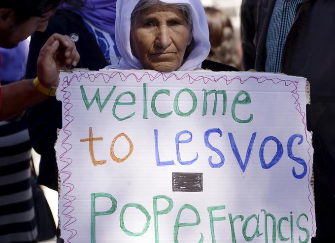 Papež je obiskal begunski center Moria, kjer za ograjo biva tri tisoč ljudi.  | Foto: 