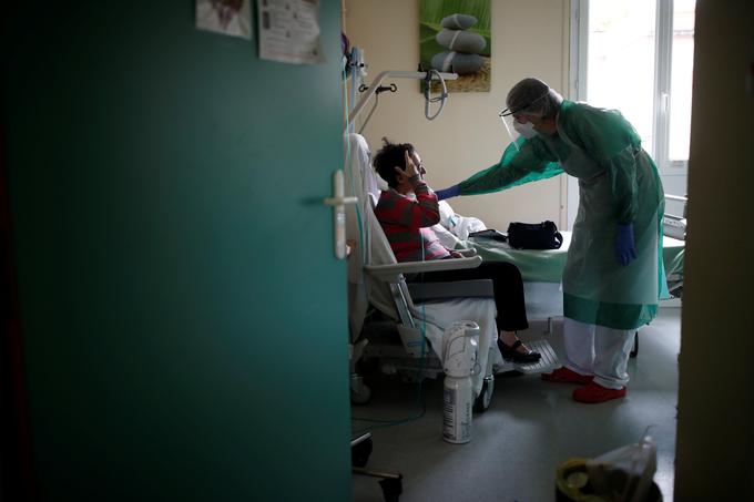 Francijo, ki ima 67 milijonov prebivalcev, je epidemija covida-19 zelo prizadela. Doslej je v državi umrlo okoli 70.000 covidnih bolnikov. Okužbo z novim koronavirusom so potrdili pri več kot 2,9 milijona ljudeh. | Foto: Reuters