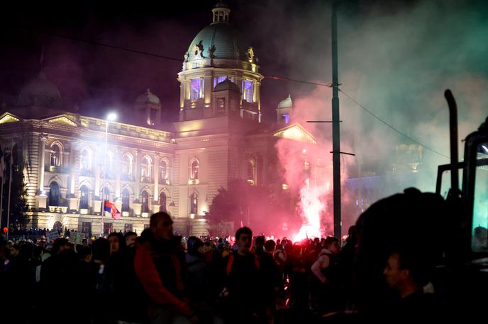 Protesti Beograd 15.03 | Protestniki vzklikajo proti Vučiću in vpijejo na specialce, ki varujejo šotorišče podpornikov Vučića. | Foto Ana Kovač