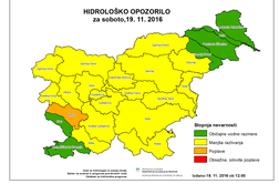 Slovenijo je zajelo močno deževje: reka Vipava poplavlja