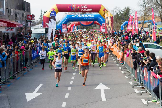Mali kraški maraton, ki so ga v Sežani letos izvedli že 17., za mnoge slovenske tekače predstavlja uradni začetek tekaške sezone. letos se ga je udeležilo skoraj 2.500 tekačev, ki so se borili z burjo in kilometri na treh različnih razdaljah.  | Foto: Peter Kastelic