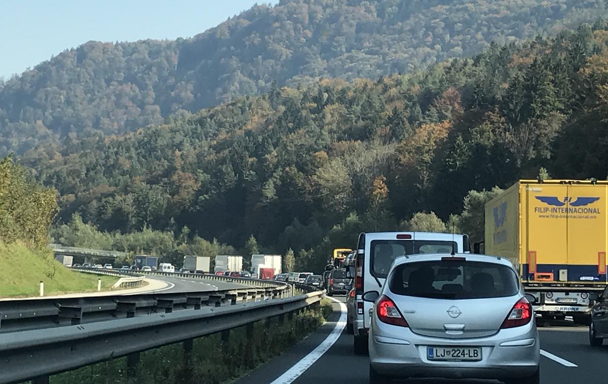 Zastoj na avtocesti | Najdaljši zastoj je na primorski avtocesti, gost promet tudi na ljubljanski obvoznici.  | Foto Eva Doljak