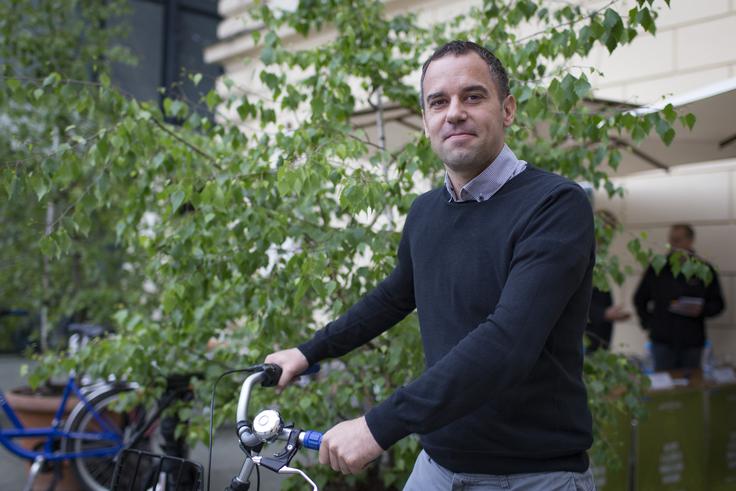 Luka Mladenovič z nasmehom na obrazu pove, da je treba v pomladnih mesecih na križišču na zeleno luč vse pogosteje čakati v koloni. | Foto: Bojan Puhek