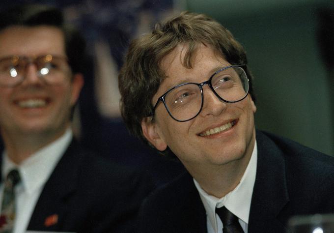 Bill Gates je med zaposlenimi pri Microsoftu slovel kot strog in avtoritativen šef, ki je hlepel po odličnosti, popolnosti, zelo rad je kritiziral in zelo redko pohvalil. Toda z izjemno zgodnjih let Microsofta se Gates ni zares vmešaval v dnevno delo zaposlenih, njegov vodstveni slog pa tudi ni vključeval mikromenedžmenta oziroma neposrednega kritiziranja, poniževanja ali celo žaljenja zaposlenih. "Bill se nikoli ni zares poglabljal v to, kaj in koliko delaš. Bill je želel samo vedeti, da imaš stvari pod nadzorom in da bodo narejene po standardih podjetja," je pred petnajstimi leti razkril nekdanji razvijalec orodja Microsoft Excel Joel Spolsky. "Gatesov standardni modus operandi je bil postavljanje vse težjih vprašanj, dokler nisi odgovoril, da ne veš, nato pa te je nadrl, zakaj nisi pripravljen na delo," je dodal. Kljub številnim kapricam je večina zaposlenih Gatesa kot šefa spoštovala. | Foto: AP / Guliverimage