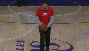 Divac še zna metati na koš, zadel s sredine za 90 tisoč dolarjev (video)