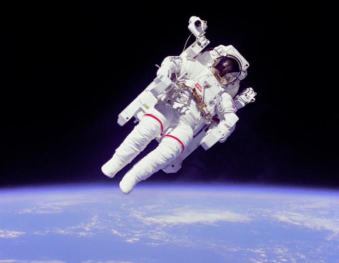 Bruce McCandless od blizu. Enota MMU je videti kot križanec med nahrbtnikom in kraljevskim prestolom. MMU tehta ogromno, kar 140 kilogramov, a to v vesolju, kjer vlada breztežnost, za astronavta ni bila težava. | Foto: NASA