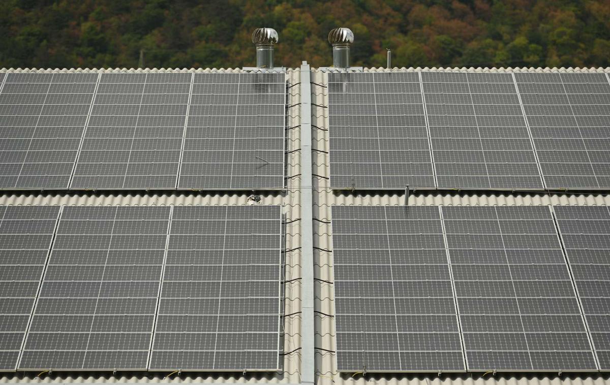 sončne elektrarne | Višina nepovratne finančne spodbude bo znašala 500 evrov za kilovat (kW) inštalirane nazivne električne moči naprave za samooskrbo z električno energijo z baterijskim hranilnikom električne energije, vendar ne več kot 25 odstotkov upravičenih stroškov naložbe, ter 50 evrov za kW inštalirane nazivne električne moči naprave za samooskrbo z električno energijo brez baterijskega hranilnika električne energije, vendar ne več kot 25 odstotkov upravičenih stroškov naložbe, in sicer za največ 80 odstotkov vsote priključnih moči odjemnih mest. | Foto STA