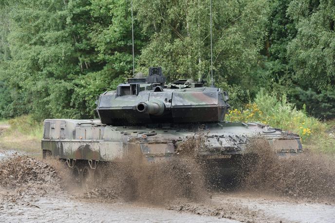 Nemški tank leopard 2 | Bojni tanki leopard zaradi svoje vsestranskosti veljajo za ene najboljših na svetu in bi po mnenju mnogih lahko spremenili potek vojne v Ukrajini. Poleg Nemčije jih uporabljajo tudi številne druge evropske države, ki naj bi jih imele skupaj več kot dva tisoč. | Foto Guliverimage