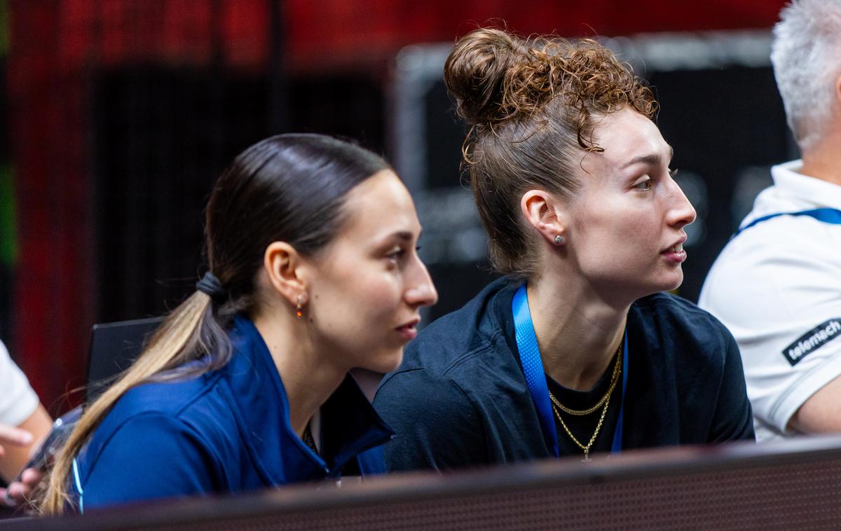 slovenska ženska košarkarska reprezentanca, Slovenija : Latvija, Jessica Shepard | Jessica Shepard je kljub poškodbi prišla v Slovenijo in spodbujala soigralke. | Foto Filip Barbalić