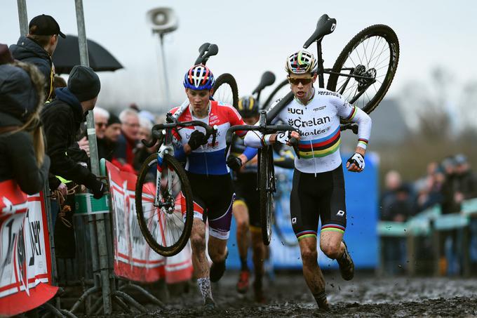 Van Aert je trikratni svetovni prvak v ciklokrosu. Njegov največji rival je bil Nizozemec Mathieu Van Der Poel, vnuk legendarnega francoskega kolesarja Raymonda Poulidorja. | Foto: Getty Images