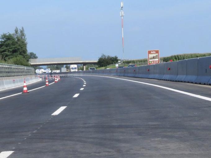 Slovenske avtoceste so vedno bolj obremenjene, zato se na določenih odsekih ustvarita koloni na obeh voznih pasih. Kdaj lahko kolona na desni prehiti počasnejšo kolono na levi? | Foto: DARS/zajem zaslona