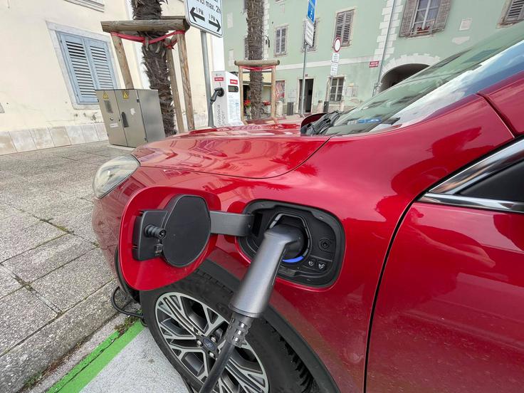 Tudi priključni hibridi lahko uporabijo mestno polnilnico, pri večini avtomobilov pa bo treba kabel dokupiti. Ta stane okrog 300 evrov. | Foto: Gregor Pavšič