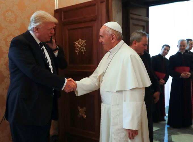 Papež je politično na povsem nasprotni strani kot Trump.  | Foto: Reuters