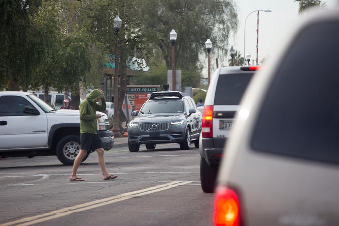 Tragična nesreča Uberjevega samodejnega avtomobila je opozorila na zahtevno pot do varne avtonomnosti vozil. | Foto: Reuters
