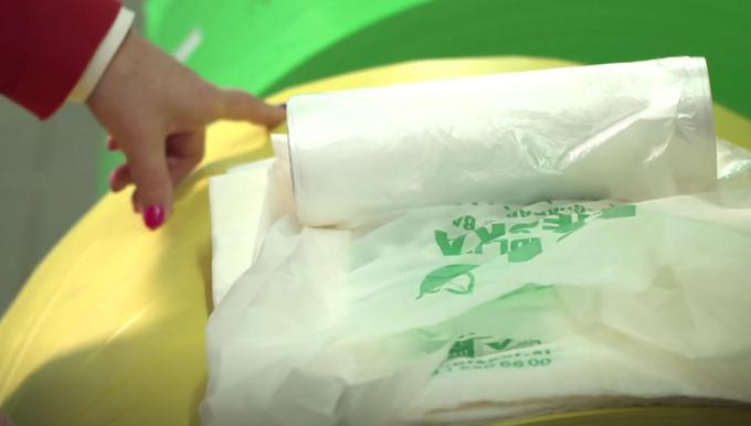 Biorazgradljive vrečke so narejene iz koruznega in krompirjevega škroba. | Foto: 