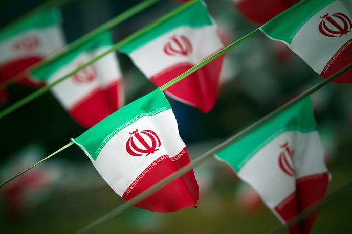 iran iranska zastava | Iran se sooča s številnimi izzivi. V protestih, ki se v državi odvijajo od sredin lanskega septembra, naj bi doslej umrlo več kot 500 ljudi. | Foto Reuters