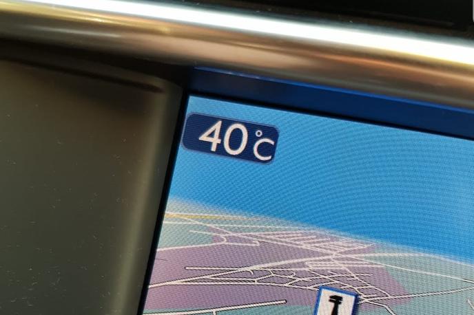 Vročina v avtu | V dneh, kakršen bo današnji, lahko temperature v avtomobilih, ki so izpostavljeni soncu, hitro presežejo 40 stopinj Celzija. | Foto Matic Tomšič