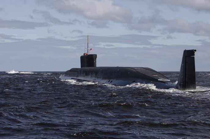 Ruska jedrska podmornica leta 2009 | Rusi naj bi že pred let razvili posebne jedrske rakete z imenom skif, ki naj bi jih izstreljevali z morskega dna. Rakete skif naj bi bile različice raket sineva, s katerimi so oborožene ruske jedrske podmornice. Na fotografiji: ruska jedrska podmornica Jurij Dolgoruki leta 2009. | Foto Guliverimage