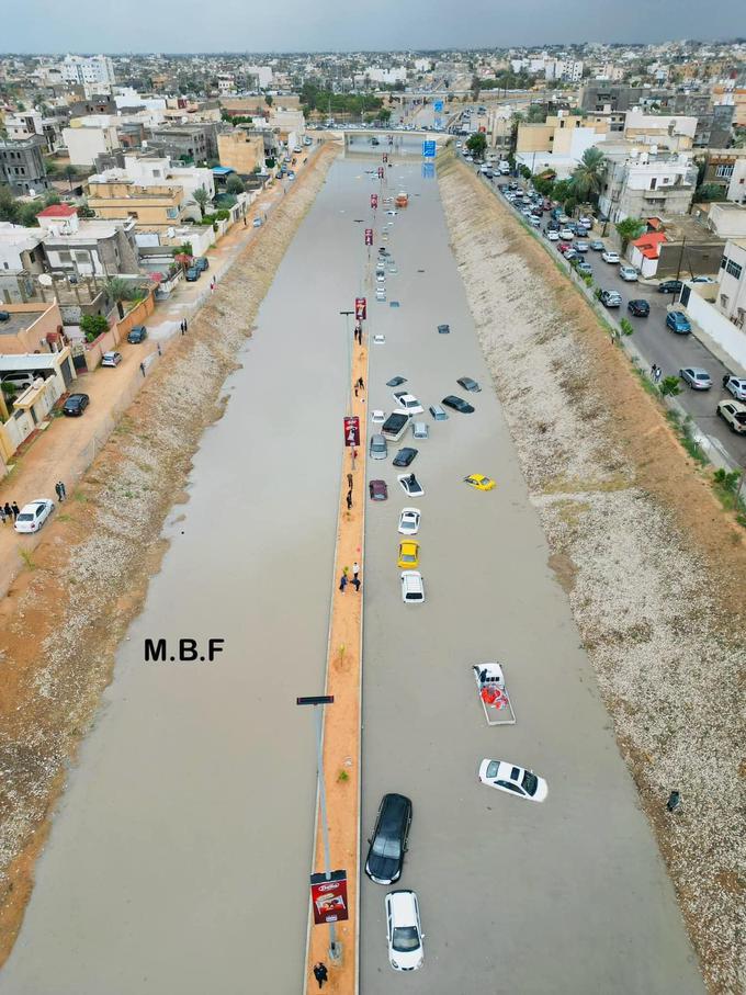 Avtocesta v Tripolisu se je spremenila v jezero. | Foto: الشط النوفليين / facebook