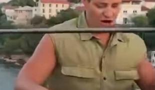 To je moški, ki so ga prebivalci Mostarja brutalno pretepli #video