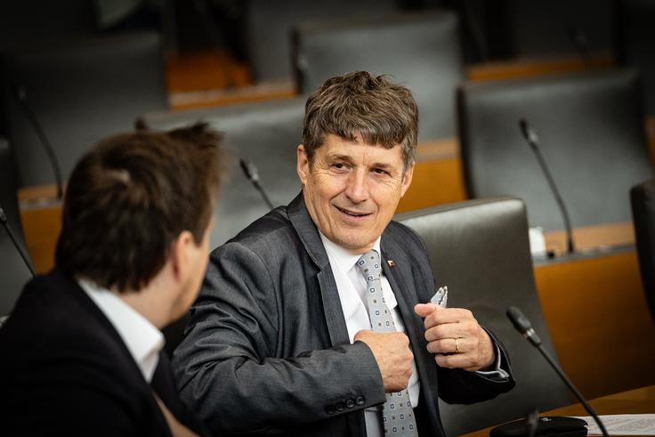 "Slovenija ni plen, ki se ga razdeli med prijatelje in financerje," je dejal Sajovic.  | Foto: Ana Kovač
