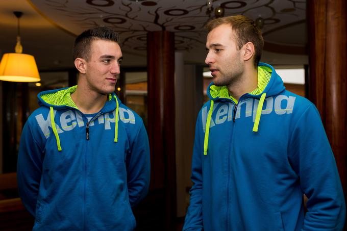 Nik Henigman (levo) in Urh Kastelic sta z 21 in 20 leti med najmlajšimi v rokometni reprezentanci. | Foto: Žiga Zupan/Sportida