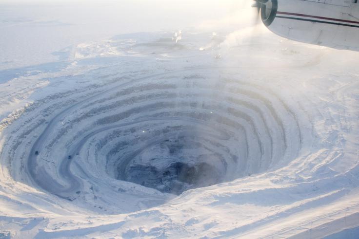 Pogled iz zraka v rudnik diamantov Diavik, južno od arktičnega kroga na severozahodnih ozemljih Kanade. | Foto: Reuters